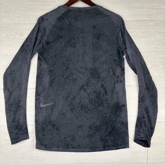 NWT Nike Men's Tech Pack Reflective Gray Running Shirt. Size Medium - Picture 9 of 13